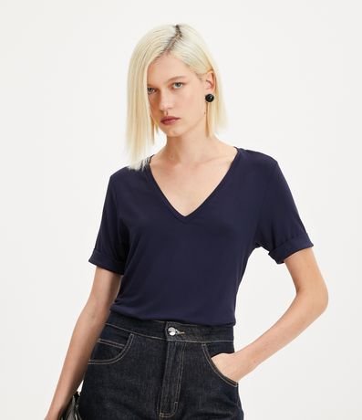 Blusa Básica com Decote V e Manga Dobrada Menor preço em Blusa Básica com Decote V e Manga Dobrada