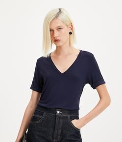 Blusa Básica com Decote V e Manga Dobrada