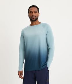 Camiseta Esportiva Dry Fit com Cava Raglan e Estampa Degradê