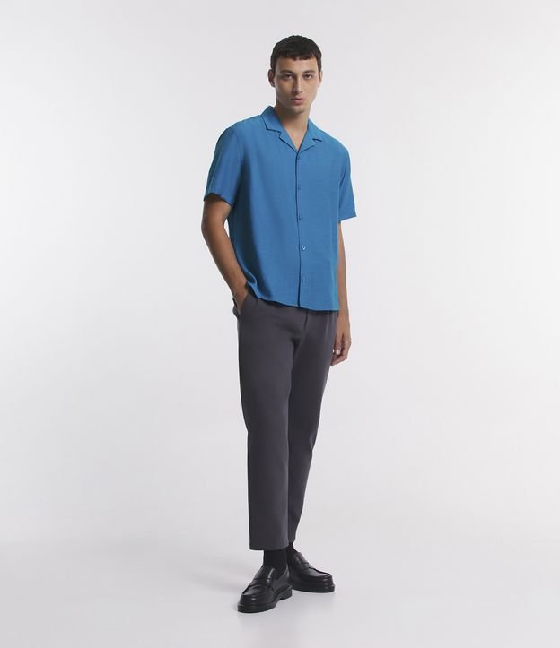 Camisa Slim em Viscose com Textura Diferenciada e Gola Colarinho Azul Turquesa 2