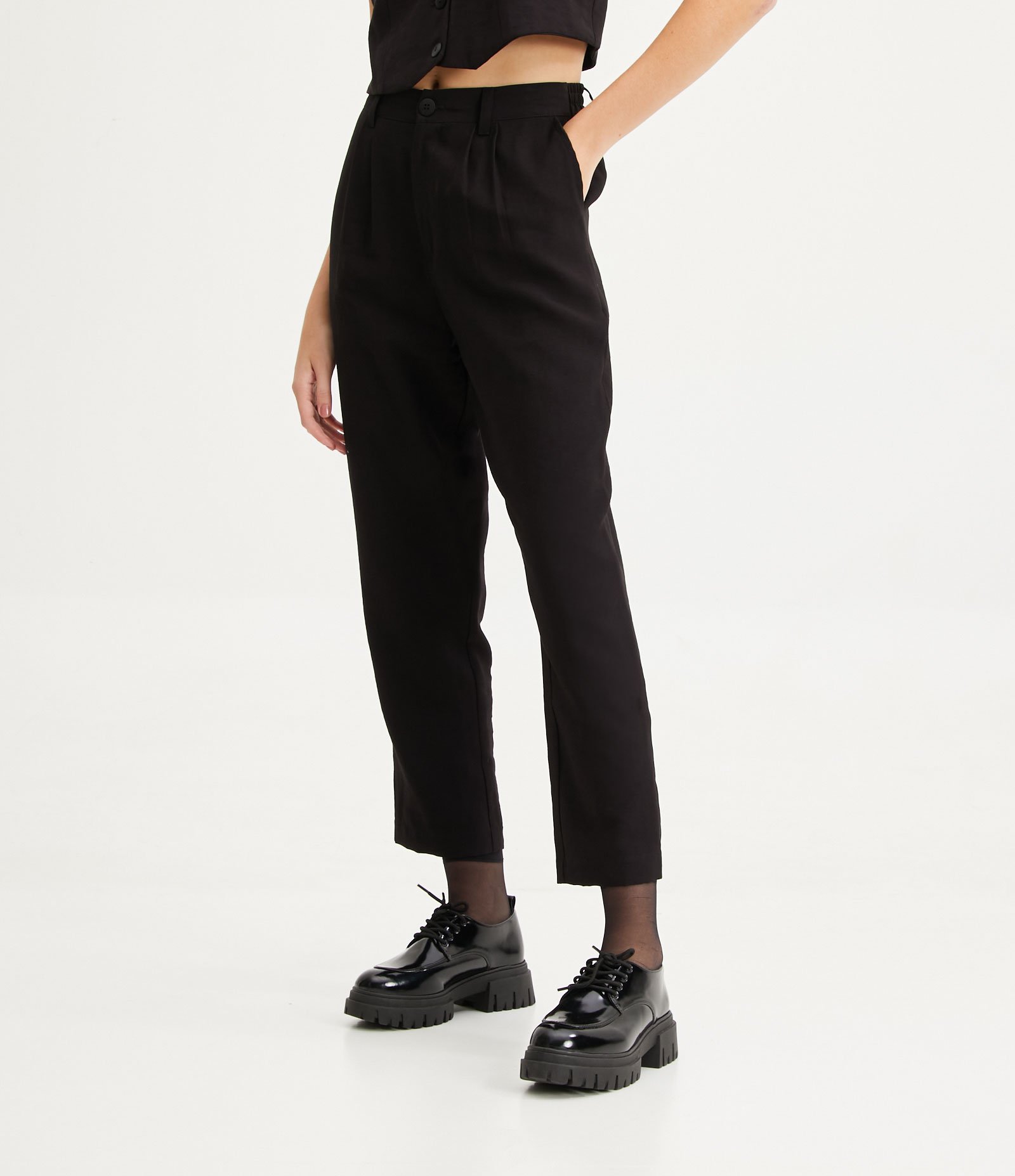 Calça Cenoura Alfaiatada em Viscose com Pregas Preto 2