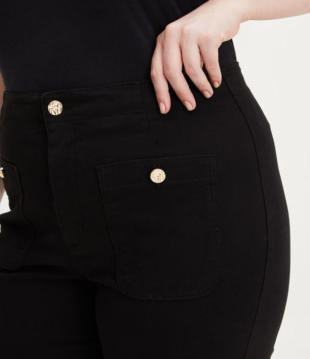 Calça Flare Jeans com Botões e Bolsos Frontais Curve & Plus Size Preto 4