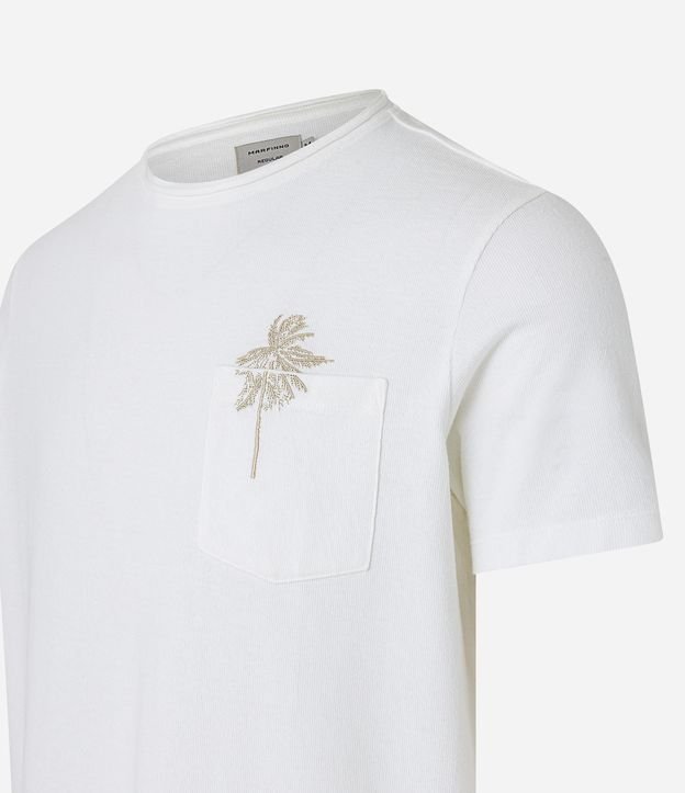 Camiseta Regular Texturizada com Bolso e Bordado de Coqueiro Off White 7
