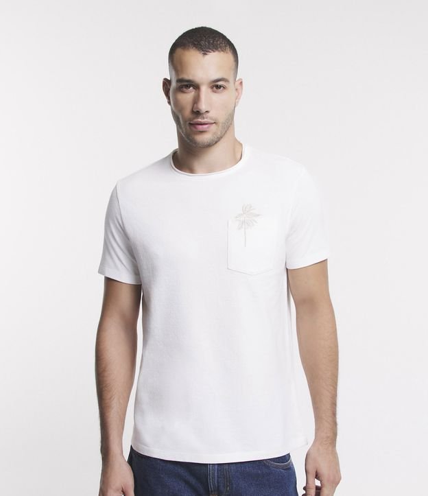 Camiseta Regular Texturizada com Bolso e Bordado de Coqueiro Off White 1