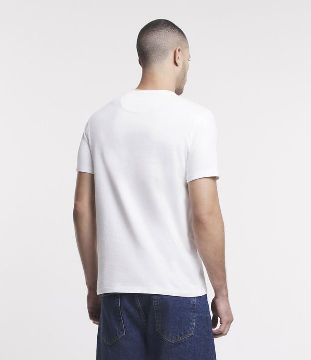 Camiseta Regular Texturizada com Bolso e Bordado de Coqueiro Off White 3