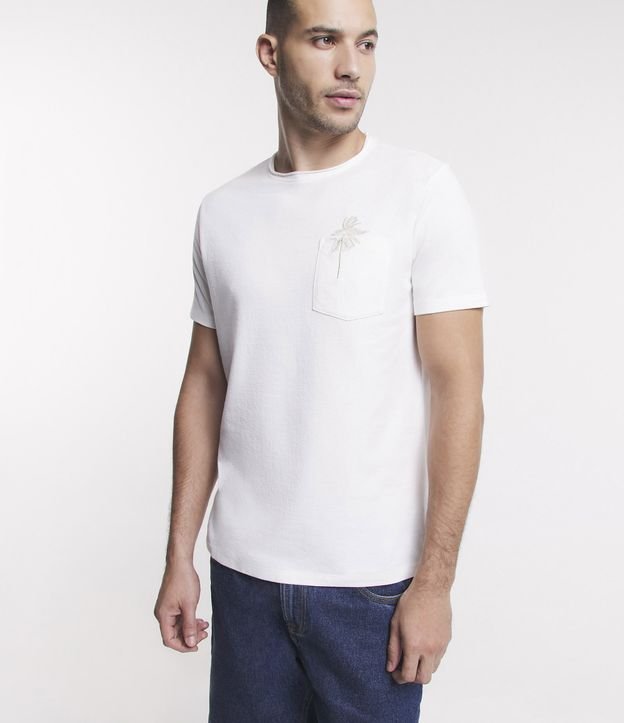 Camiseta Regular Texturizada com Bolso e Bordado de Coqueiro Off White 4