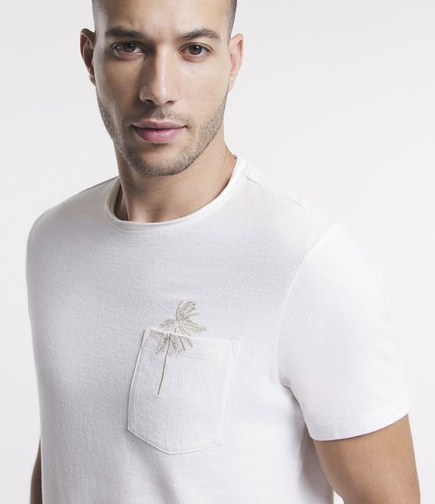 Camiseta Regular Texturizada com Bolso e Bordado de Coqueiro Off White 5