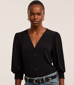 Blusa em Jersey com Manga 3/4 Bufante e Abotoamento Frontal