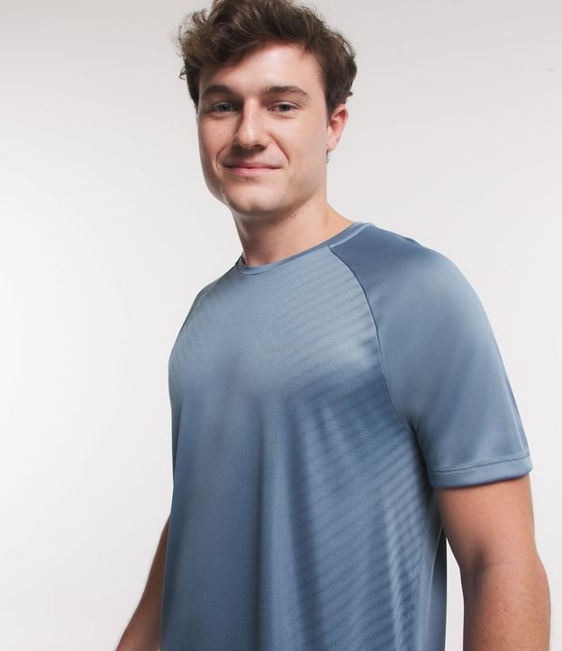 Camiseta Esportiva em Dry Fit com Cava Raglan e Listras Laterais Azul Claro 4