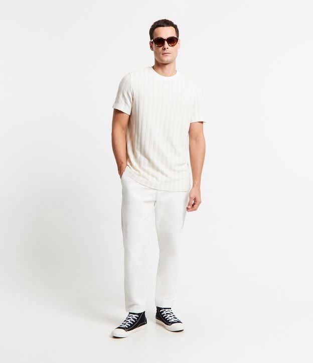 Camiseta em Jacquard com Listra Vertical e Mangas Curtas