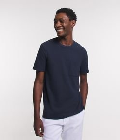 Camiseta Regular em Algodão com Bolso Frontal e Textura