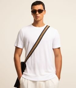 Camiseta Regular com Textura Canelada e Barra Larga