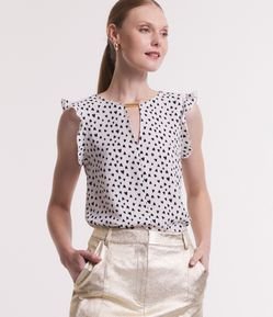Blusa em Crepe com Babado na Cava e Coraçõezinhos Estampados