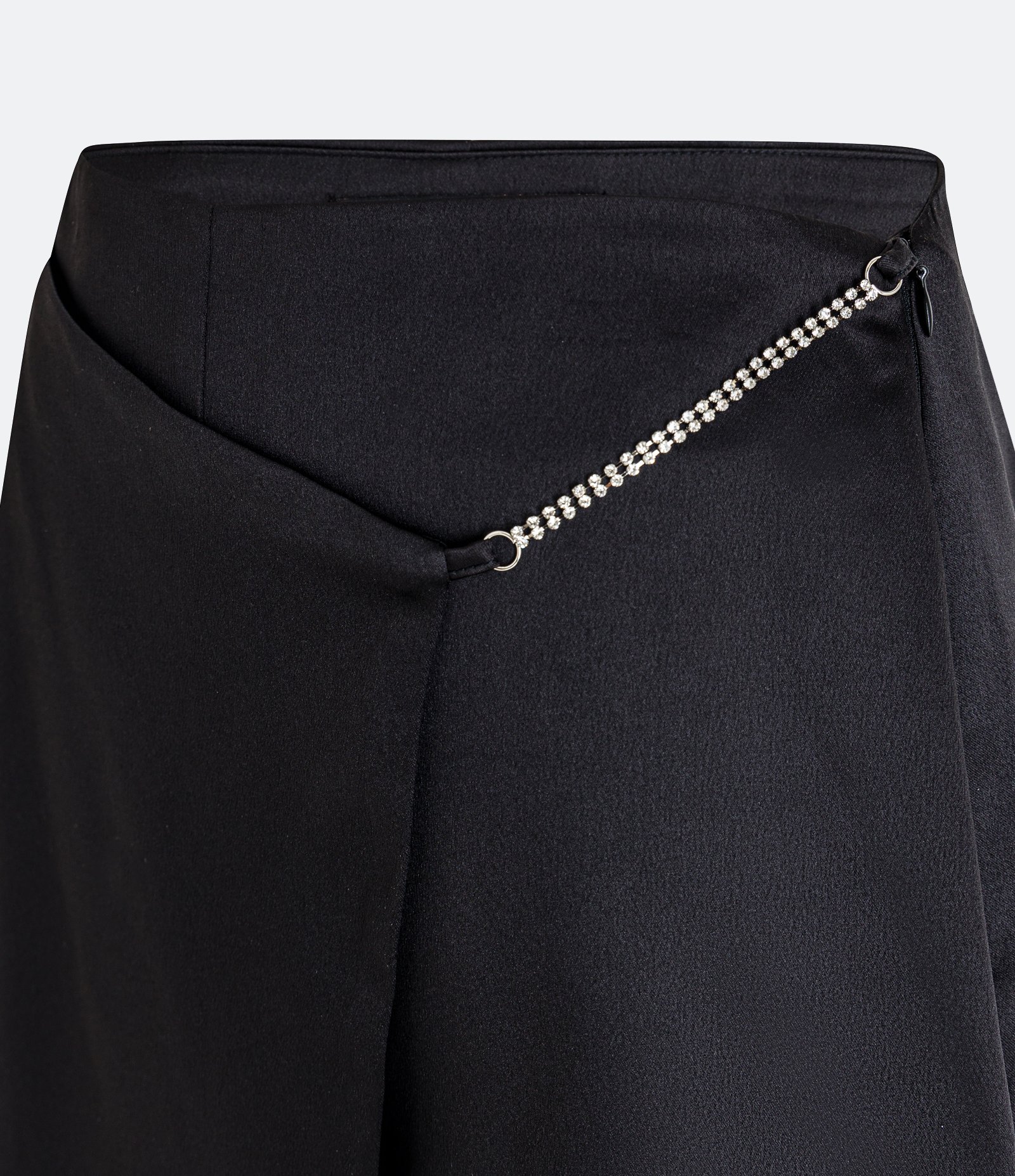 Short Saia com Toque Acetinado e Corrente de Strass na Lateral Preto 6
