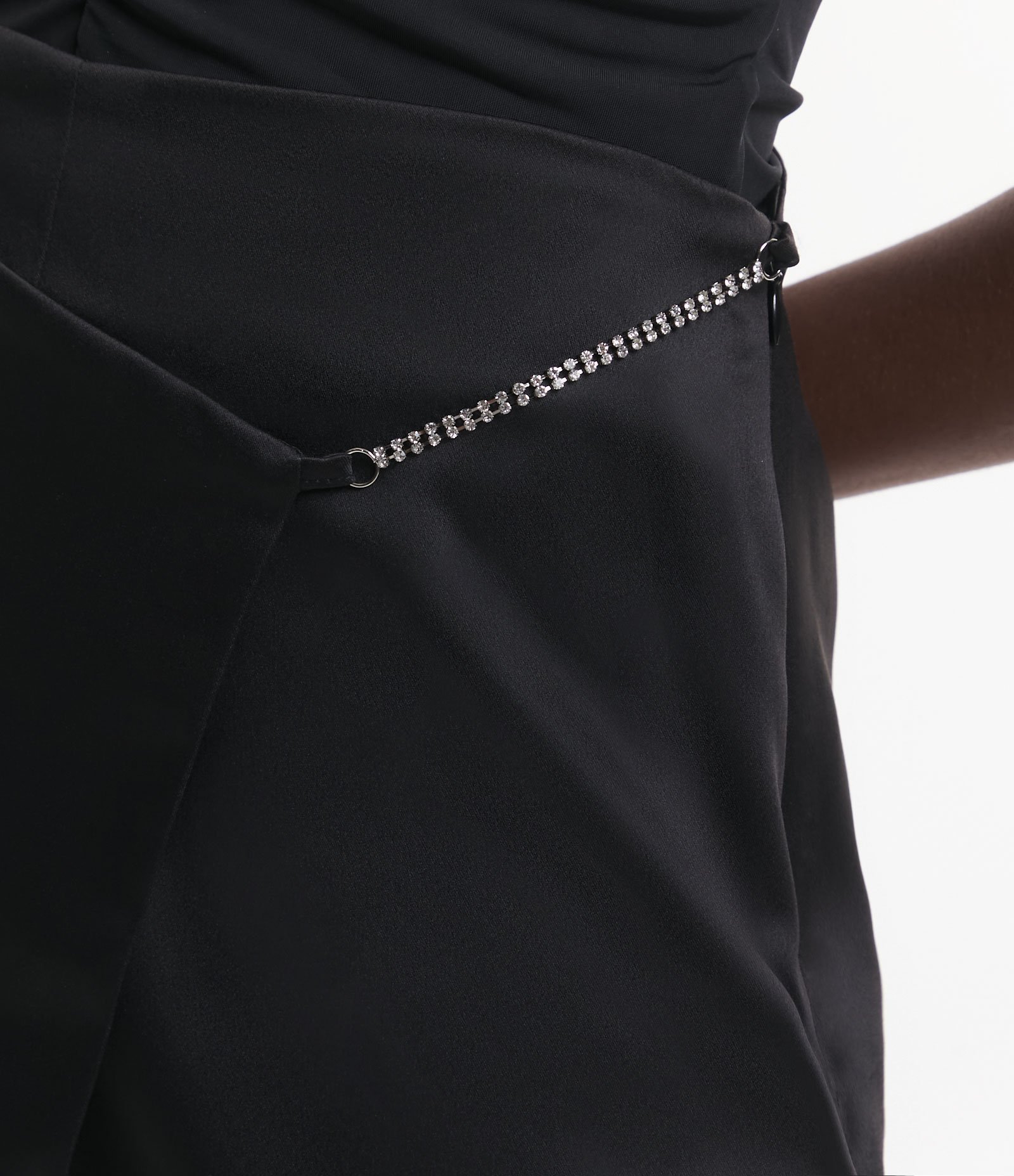 Short Saia com Toque Acetinado e Corrente de Strass na Lateral Preto 4