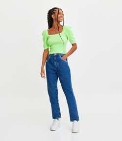 Calça Mom em Jeans com Bordados no Cós e Bolsos
