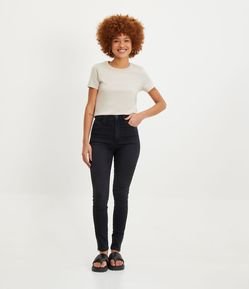 Calça Skinny Jeans com Passantes Duplos no Cós e Zíper na Barra