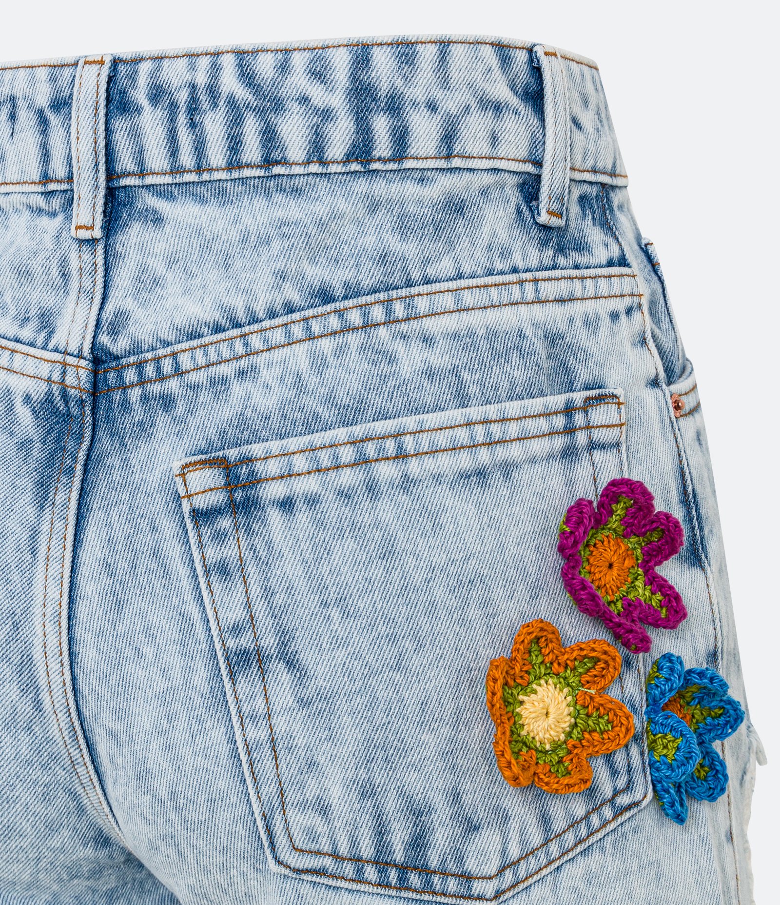 Short Mom em Jeans com Barra com Franjas e Flores de Crochê Azul 7