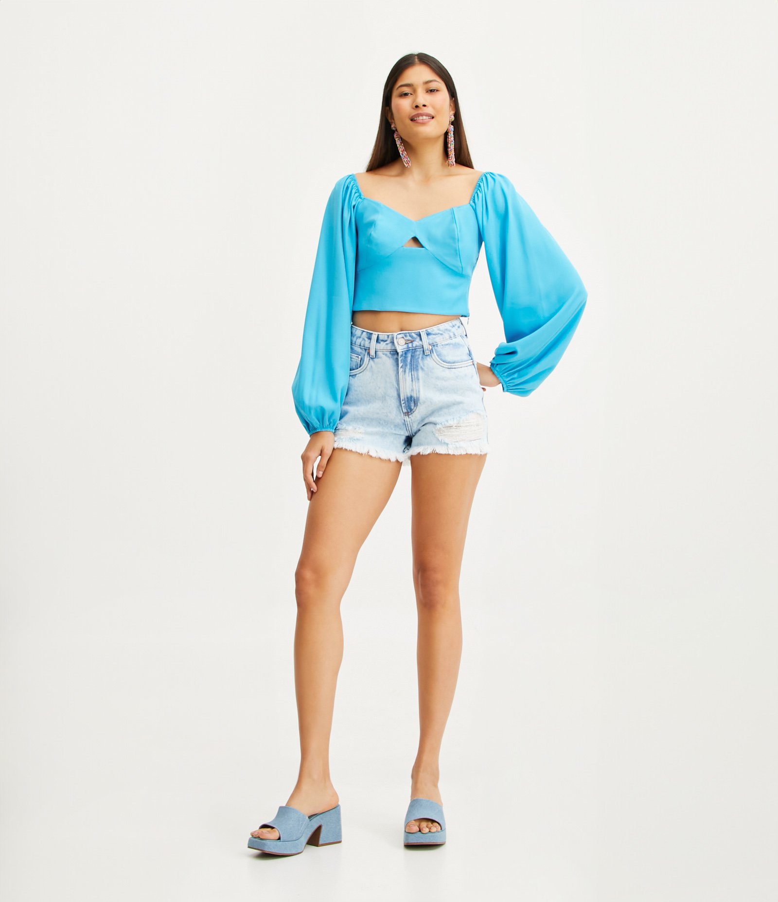 Short Mom em Jeans com Barra com Franjas e Flores de Crochê Azul 1