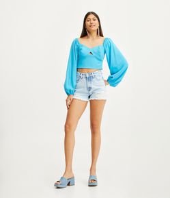 Short Mom em Jeans com Barra com Franjas e Flores de Crochê