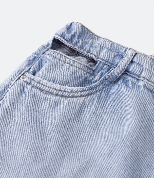 Short Infantil en Jeans con Cutout en el Bolsillo y Terminación Deshilachada - Talle 5 a 14 años Azul 4