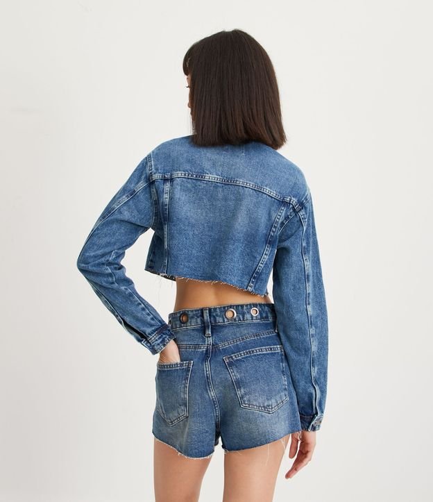 Jaqueta Cropped em Jeans com Furinhos e Barra a Fio Azul 3