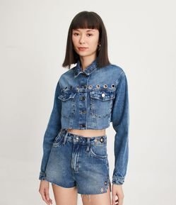Jaqueta Cropped em Jeans com Furinhos e Barra a Fio