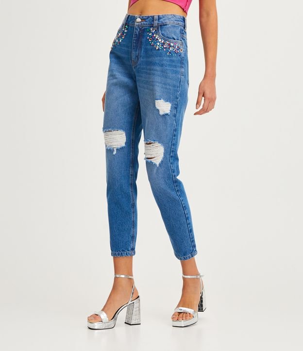 Calça Mom em Jeans com Rasgos e Pedrinhas Coloridas Azul 2