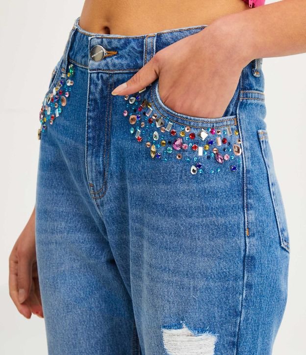 Calça Mom em Jeans com Rasgos e Pedrinhas Coloridas Azul 4
