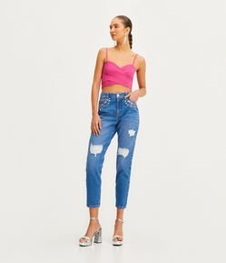 Calça Mom em Jeans com Rasgos e Pedrinhas Coloridas
