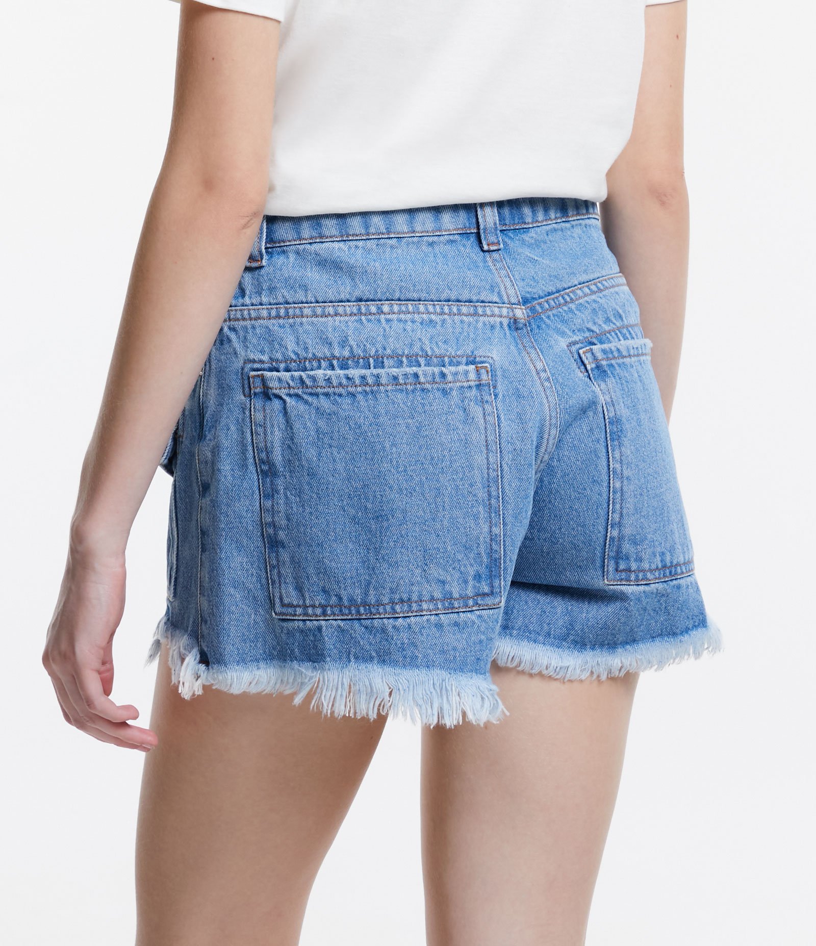 Short Jeans Cintura Média com Bolsos Cargo e Barra Desfiada Azul 3