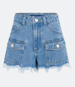 Short Jeans Cintura Média com Bolsos Cargo e Barra Desfiada