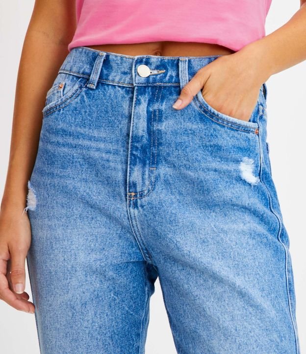 Calça Mom em Jeans com Rasgos e Barra Dobrada Azul 4