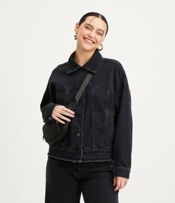 Jaqueta em Jeans com Recortes e Barra Desfeita