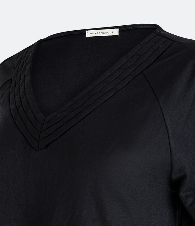 Blusa em Orly com Decote Trabalhado