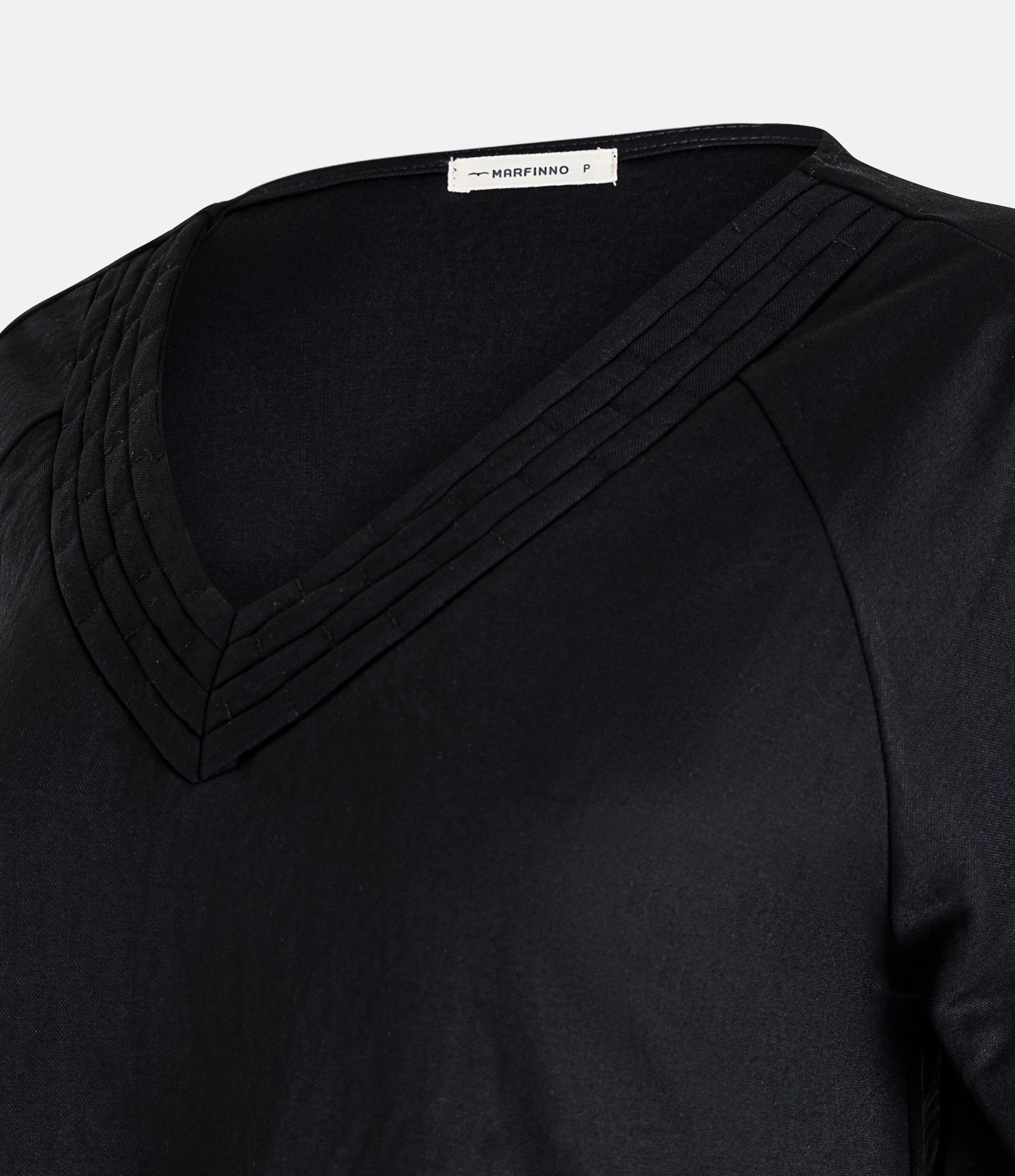 Blusa em Orly com Decote Trabalhado Preto 2