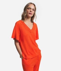 Blusa em Orly com Decote Trabalhado