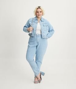 Calça Mom Jeans com Textura Puídos a Laser Curve & Plus Size