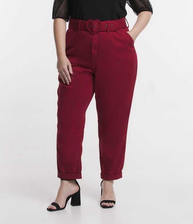 Pantalón Mom en Sarga con Cinturón y Hebilla de Corazón Curve & Plus Size Rojo 2
