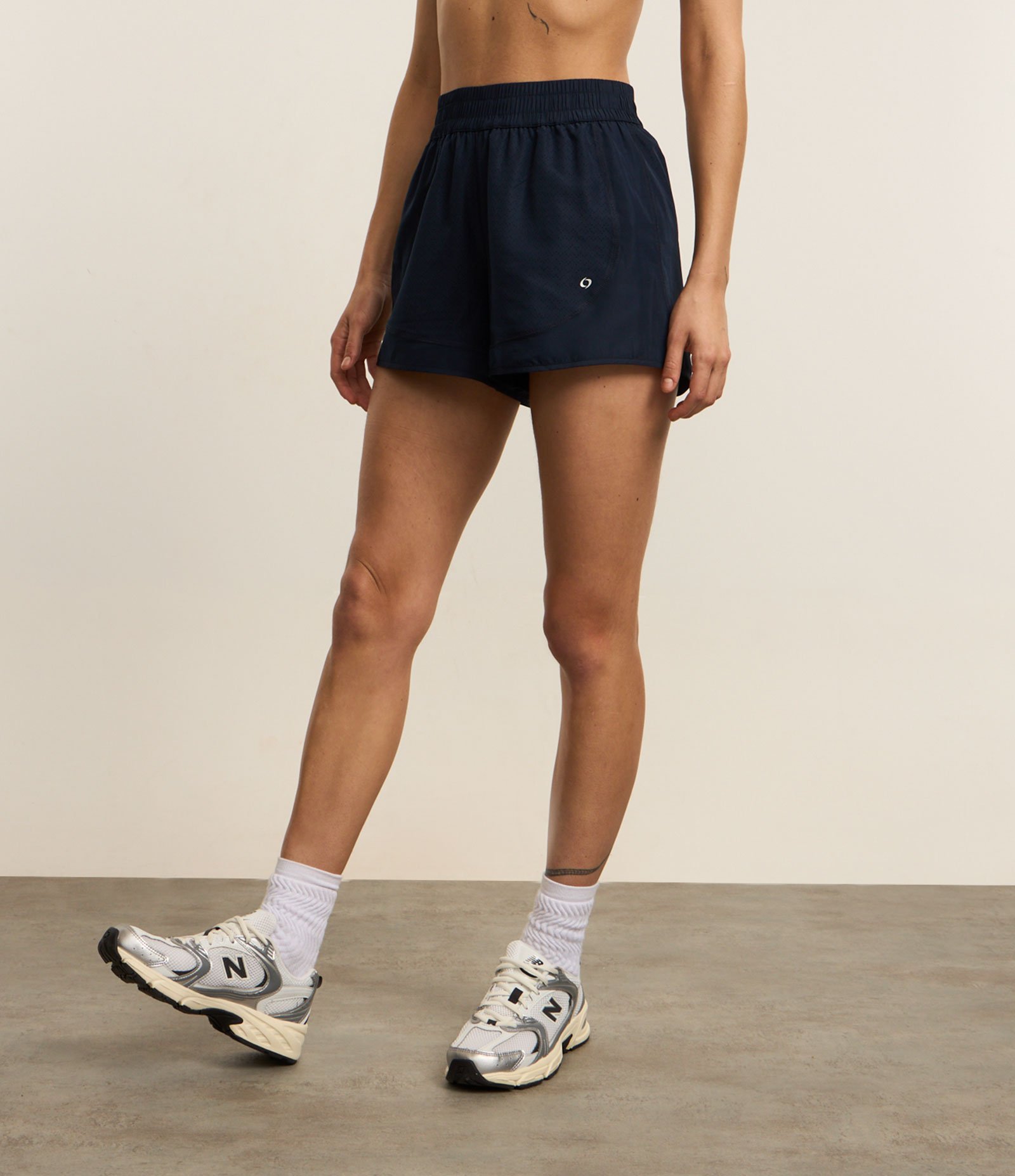 Bermuda Esportiva em Poliéster com Textura de Furinhos Azul Marinho 2