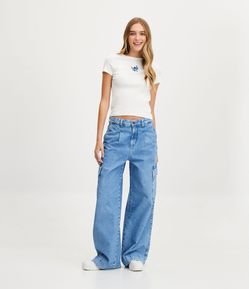 Calça Wide Leg Jeans com Efeito Marmorizado e Bolso Cargo