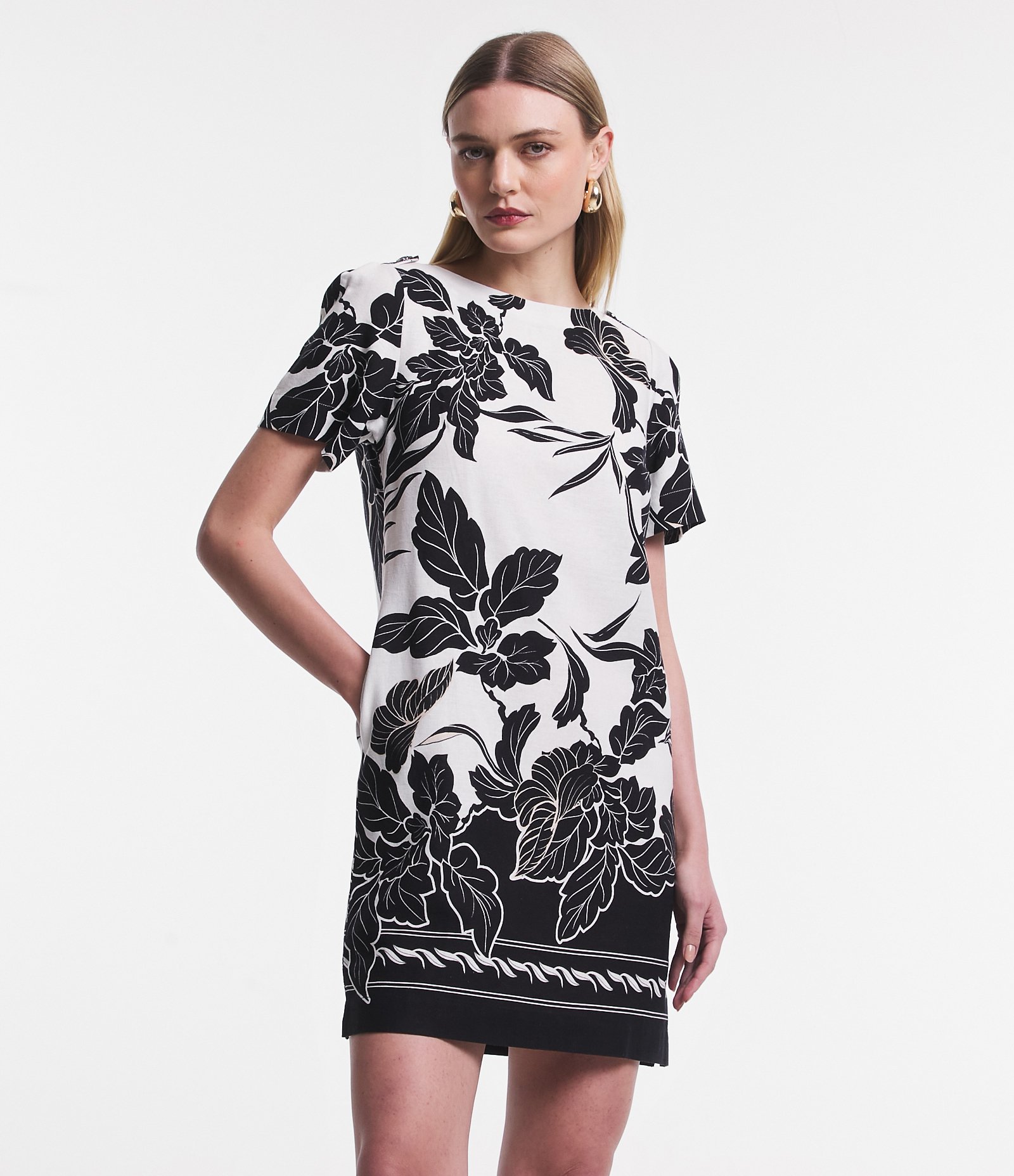 Vestido Curto Manga Curta em Linho com Flores e Folhagens Estampadas Branco 1