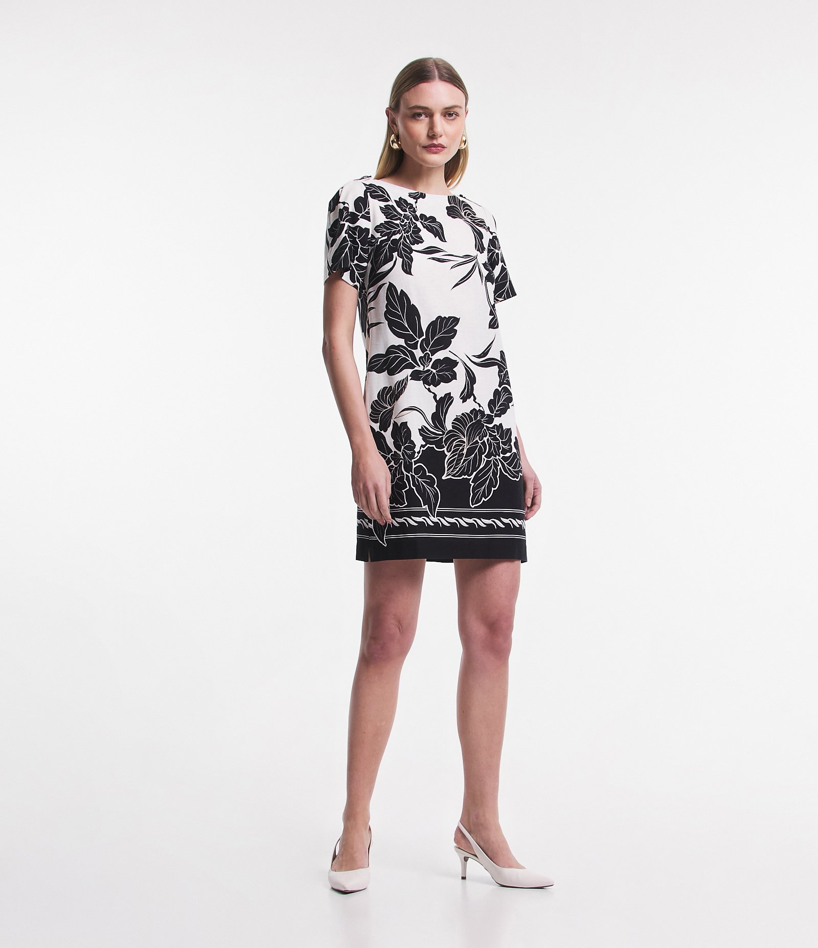 Vestido Curto Manga Curta em Linho com Flores e Folhagens Estampadas Branco 2