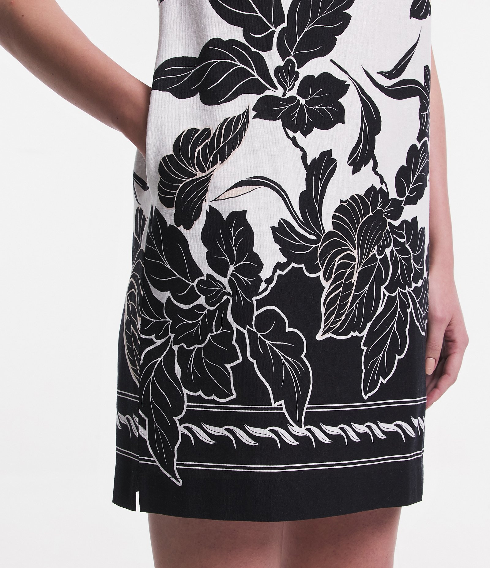 Vestido Curto Manga Curta em Linho com Flores e Folhagens Estampadas Branco 4