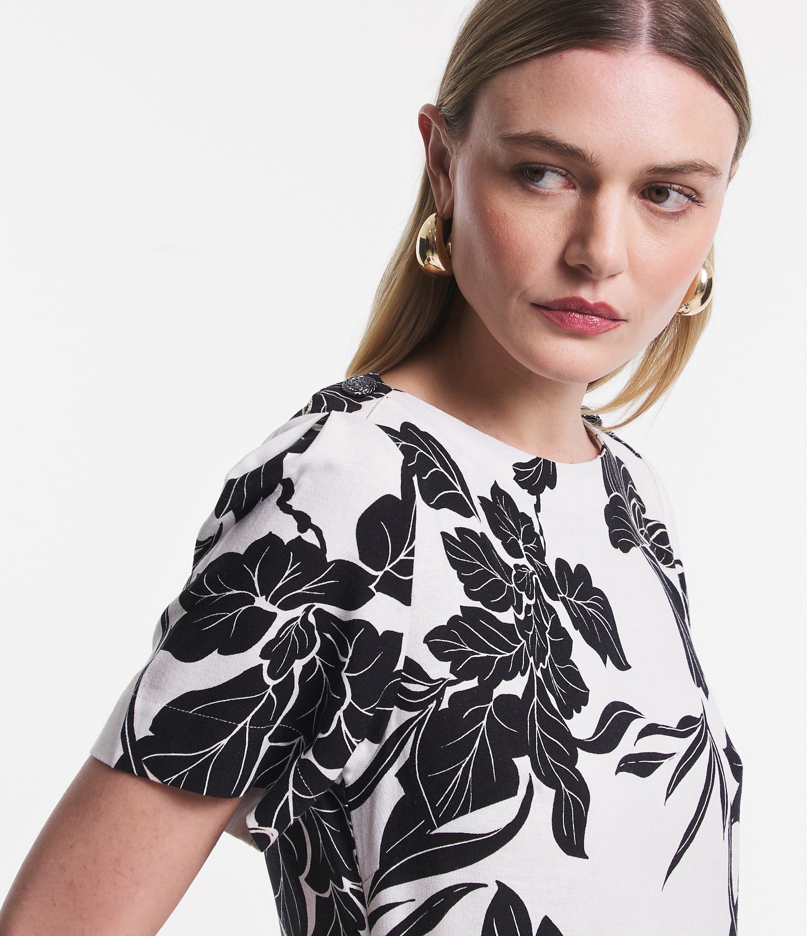 Vestido Curto Manga Curta em Linho com Flores e Folhagens Estampadas Branco 5