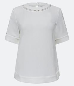 Blusa em Crepe com Vazados na Gola e Manga Curta