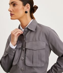 Jaqueta Curta em Alfaiataria com Riscas de Giz e Bolsos Cargo