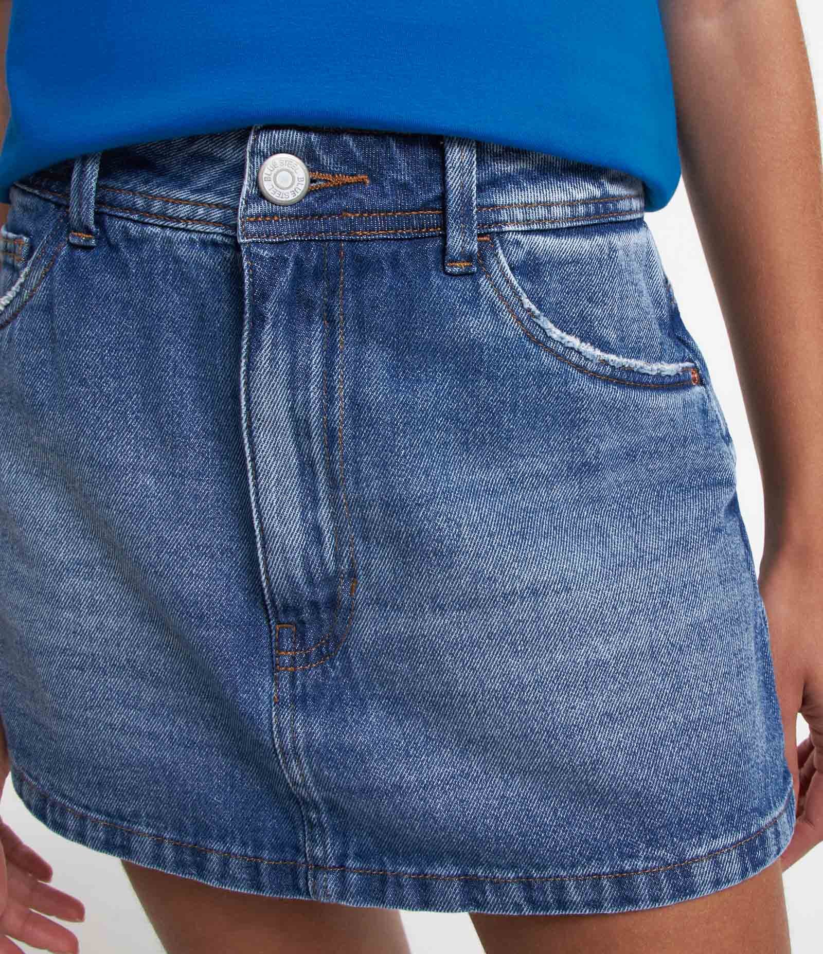 Short Saia em Jeans com Bolsos com Puídos Azul 4