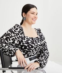 Blusa em Malha Texturizada com Estampa Animal Print Curve & Plus Size