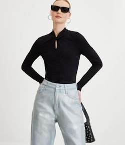 Blusa em Viscose com Gola Alta e Detalhe Torcido no Decote